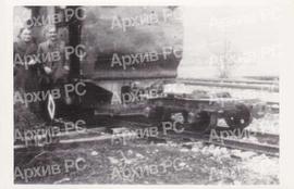 Саво Батиница и Симо Миљуш поред локомотиве коју је уништио Шолаја