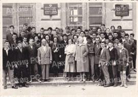 Матуранти Гимназије у Бањалуци са професорима*
