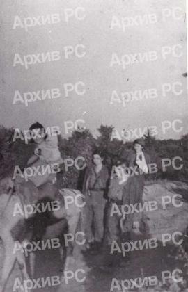 Славка Мандић са кћерком Цицом у покрету санитета 27. дивизије у Живиницама