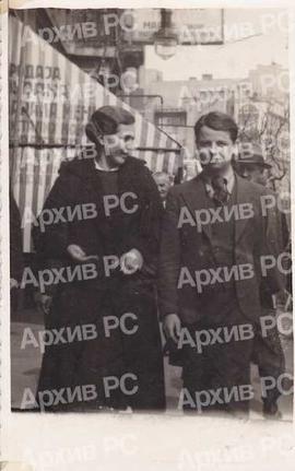 Милош Поповић по изласку из затвора у Београду, поред Ружа Ољача