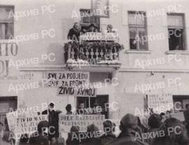 Коста Мајкић на балкону на митингу у Јајцу послије 2. засједања АВНОЈ-а