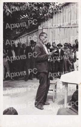 Лазо Лазић чита своје пјесме у Шипсовој башти у Бањалуци на приредби „Сељачког кола“