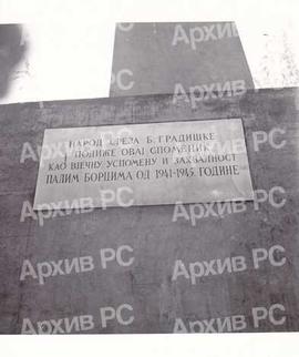 Споменик палим борцима НОР у Босанске Градишке, плоча