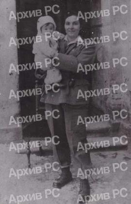 Савка Мандић са кћерком Цицом у ослобођеној Тузли