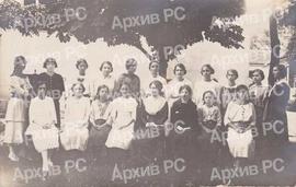 Ученице Дјевојачке школе у Бањалуци са наставницом Марином Поповић