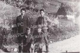 Чуче: Рајко Божић и Осман Ибраковић, стоје: Авдо Хумо и Владимир Перић Валтер