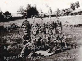 Борци 1. батаљона КНОЈ-а у Прњавору: први Славко Шево (помоћник комесара), трећи у другом реду је...