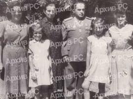 У средини Миланчић Миљевић са породицом