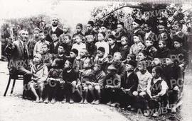 Учитељ Радовановић са својим ђацима у Бањалуци