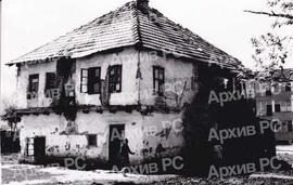 Стара кућа на углу улица Данка Митрова (Степе Степановића) и Касима Хаџића (Цара Лазара), срушена прије земљотреса