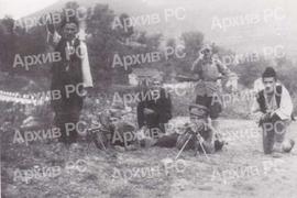 Партизани осматрају непријатељске положаје код Скендер Вакуфа